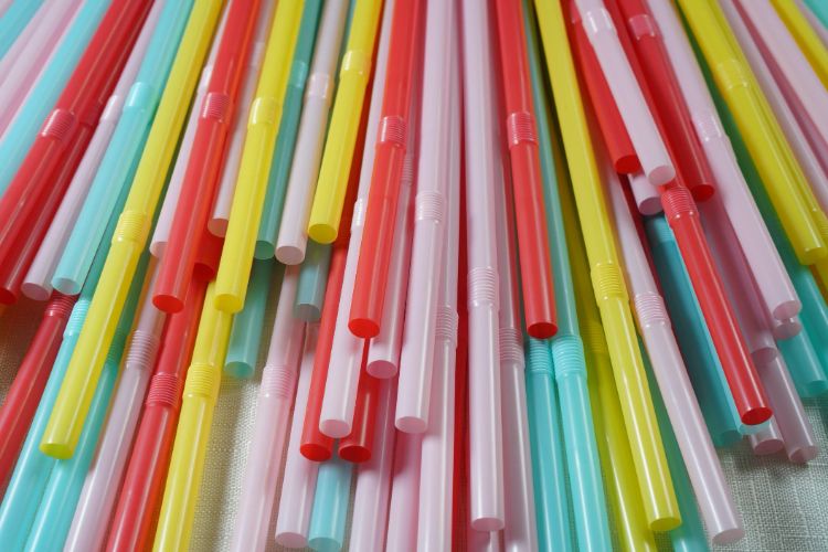 Colourful straws laying horizontally